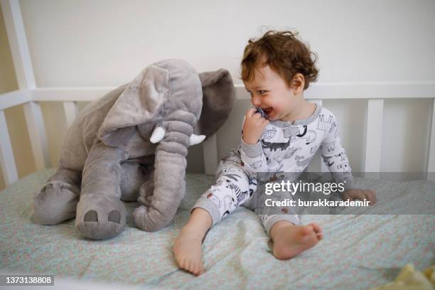 mignon enfant jouant avec un éléphant - baby elephant photos et images de collection