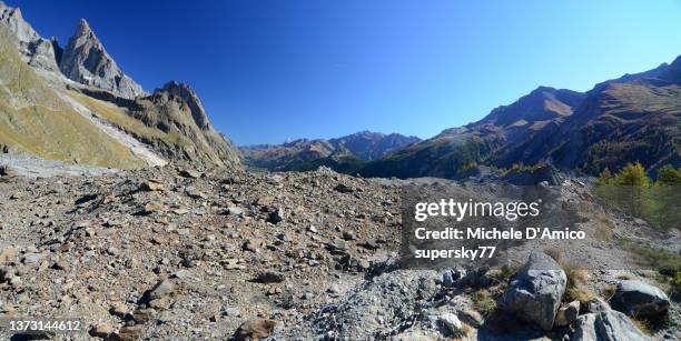 the debris-covered miage glacier - crag stock-fotos und bilder