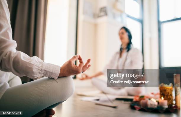 gruppe von menschen, die während der yoga-sitzung meditieren - chakras stock-fotos und bilder