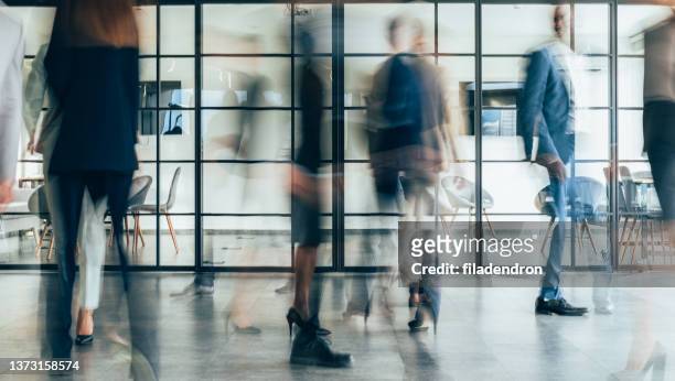 arbeitsstätten - blurred motion person stock-fotos und bilder