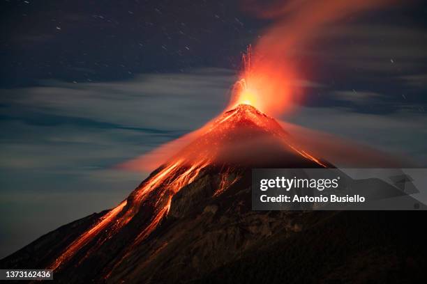 volcan de fuego erupting, as seen from acatenango - guatemala bildbanksfoton och bilder