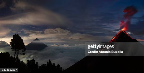 volcan de agua and volcan de fuego. - volcán de fuego guatemala stockfoto's en -beelden