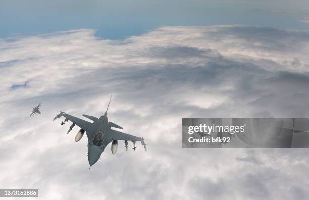 chasseurs à réaction survolant les nuages. - avion de chasse photos et images de collection