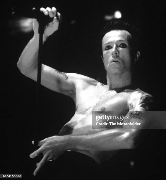 Scott Weiland of Stone Temple Pilots performs during Live 105's BFD at Shoreline Amphitheatre on June 16, 2000 in Mountain View, California.