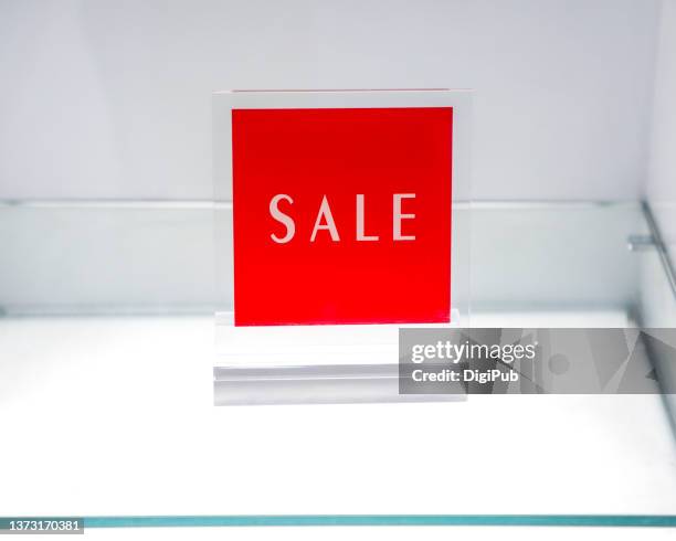 red sale sign in empty display cabinet - perspex stockfoto's en -beelden