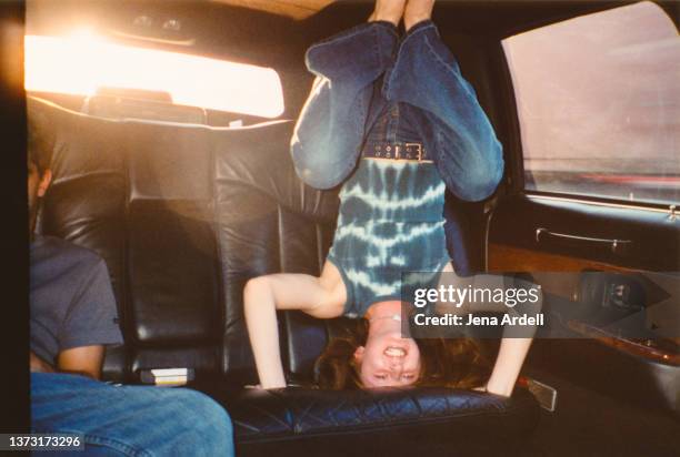 funny vintage woman candid headstand car ride - jaar 2000 stijl stockfoto's en -beelden