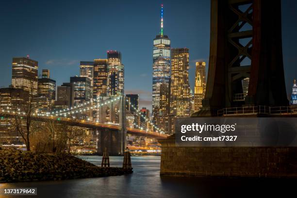 the brooklyn bridge, freedom tower and lower manhattan at night - one world trade center night stock pictures, royalty-free photos & images