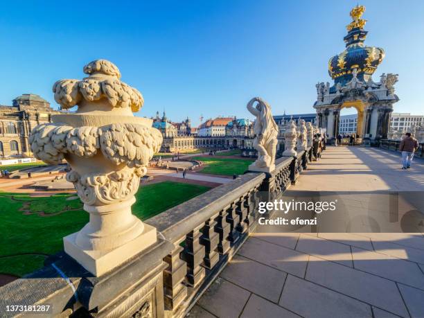 el patio de zwinger, famoso palacio y museo en dresde, alemania - dresden germany fotografías e imágenes de stock