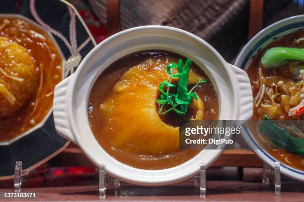 shark fin uncut braised in crock pot, food model - yokohama chinatown bildbanksfoton och bilder