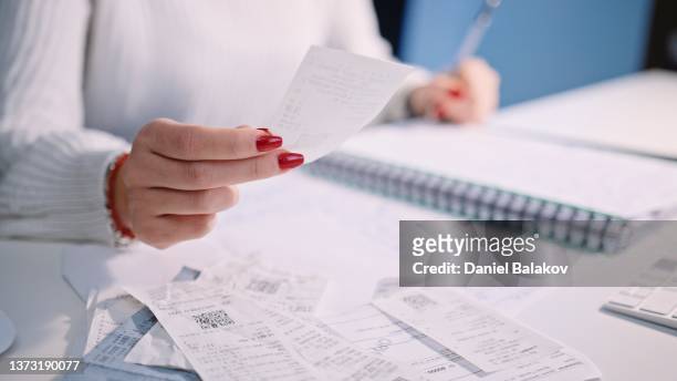 young woman doing her home finances. - redovisning bildbanksfoton och bilder