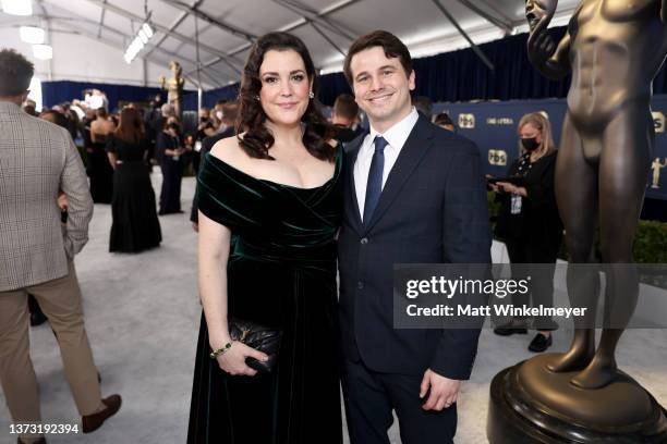 Melanie Lynskey and Jason Ritter attend the 28th Screen Actors Guild Awards at Barker Hangar on February 27, 2022 in Santa Monica, California. 1184619