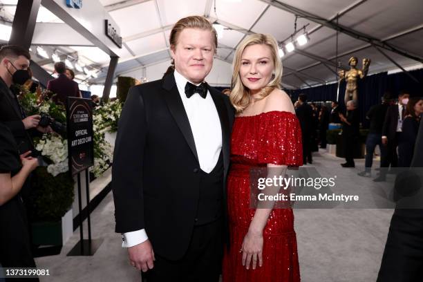 Jesse Plemons and Kirsten Dunst attend the 28th Screen Actors Guild Awards at Barker Hangar on February 27, 2022 in Santa Monica, California. 1184550