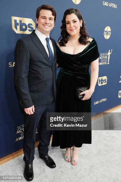 Jason Ritter and Melanie Lynskey attend the 28th Screen Actors Guild Awards at Barker Hangar on February 27, 2022 in Santa Monica, California. 1184573