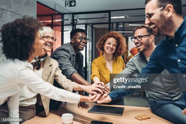 motivación positiva del equipo - alegre fotografías e imágenes de stock