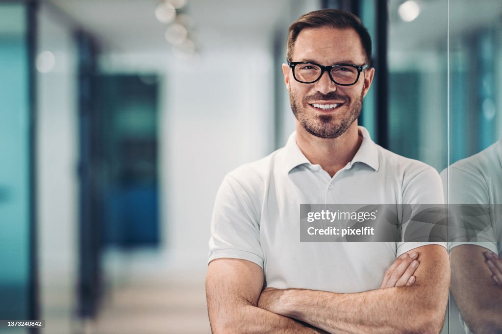 Sonriente hombre adulto medio con camisa polo