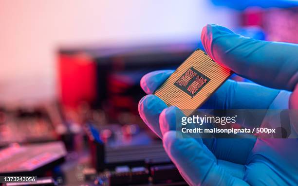 manipulating and installing processor in focus selective - computer chip stock-fotos und bilder