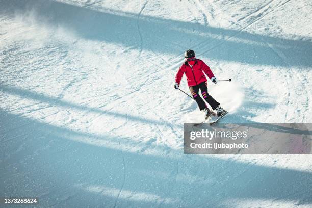 adult woman learning to ski - learning agility stock pictures, royalty-free photos & images