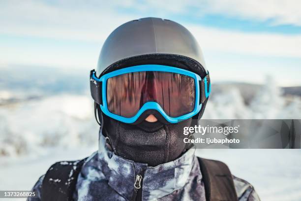 mann mit sportanzughelm und skibrille - face guard sport stock-fotos und bilder