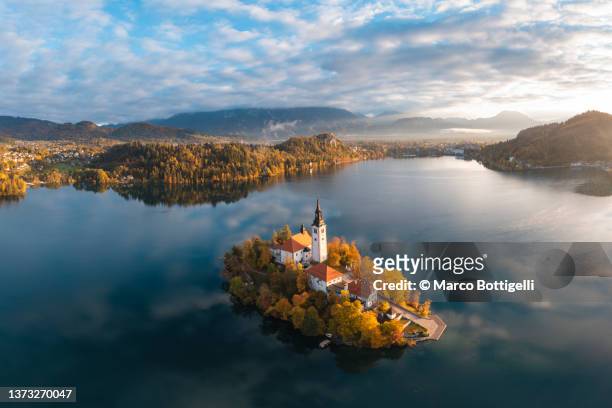 aerial view of lake bled church, slovenia - lake bled stockfoto's en -beelden