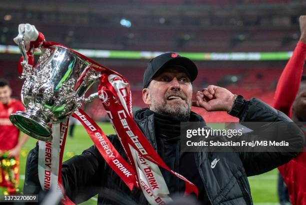 Manager Jurgen Klopp of Liverpool celebrates lifting Carabao Cup trophy during the Carabao Cup Final match between Chelsea and Liverpool at Wembley...