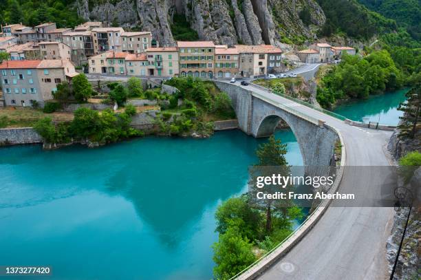 sisteron on the banks of the river durance, provence - シストロン ストックフォトと画像