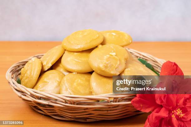 palm sugar, brown sugar cane on wooden table. - sugar ストックフォトと画像