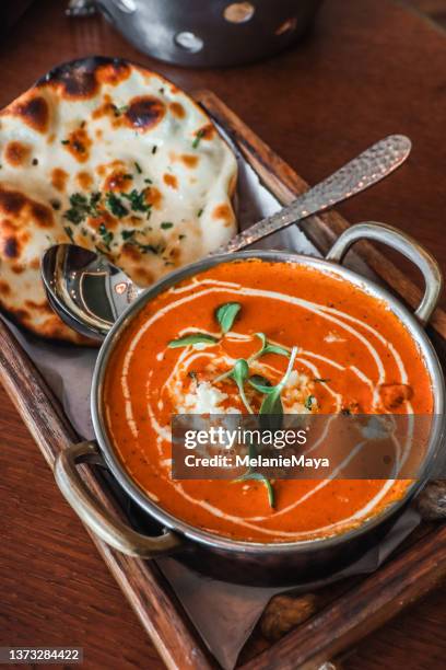 indisches cremiges butterhühnercurry mit parathabrot serviert in kupferschüssel - murgh makhani stock-fotos und bilder