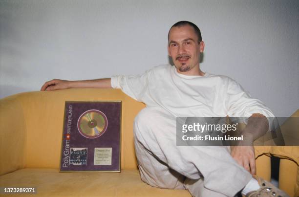 Florent Pagny pose avec son disque d'or reçu pour son album "Bienvenue chez moi".