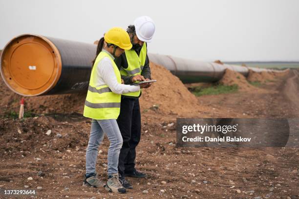 team di ingegneri che lavorano sul cantiere del gasdotto south stream. - gasdotto south stream foto e immagini stock