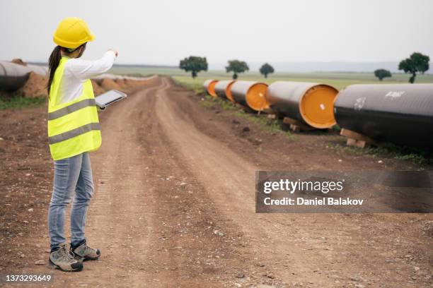 ingegnere donna che lavora nel cantiere del gasdotto south stream. - gasdotto south stream foto e immagini stock