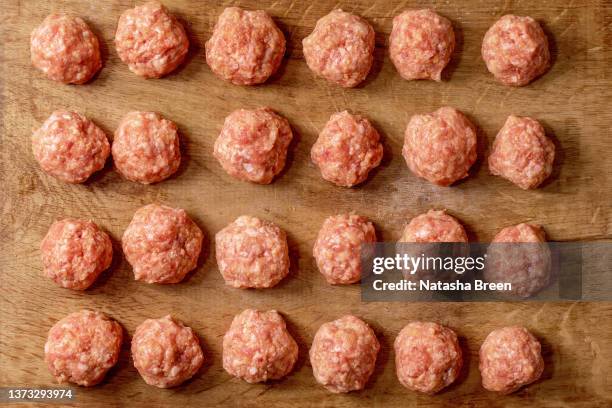 raw uncooked homemade meatballs - boulette de viande photos et images de collection