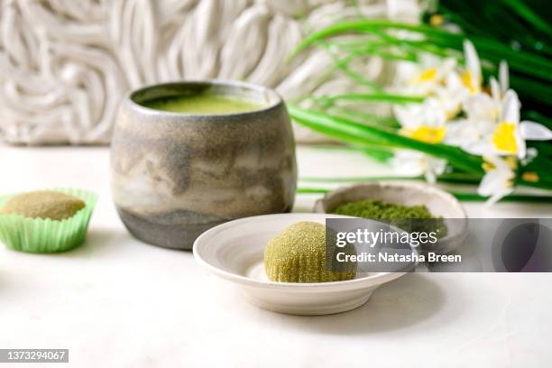 asian rice dessert sweet green matcha mochi - japanese sweet stock-fotos und bilder