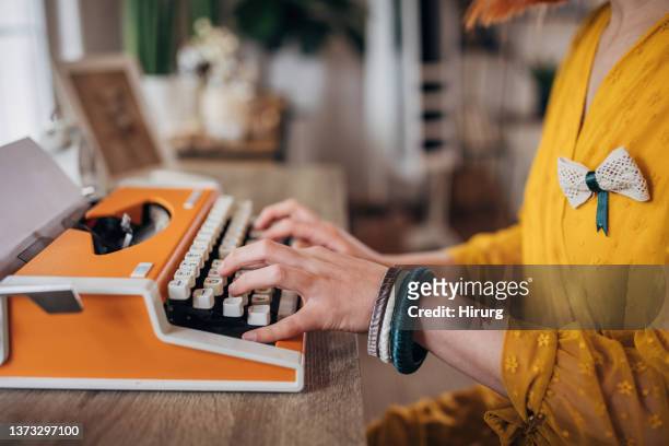 女性ライター - タイプライター ストックフォトと画像