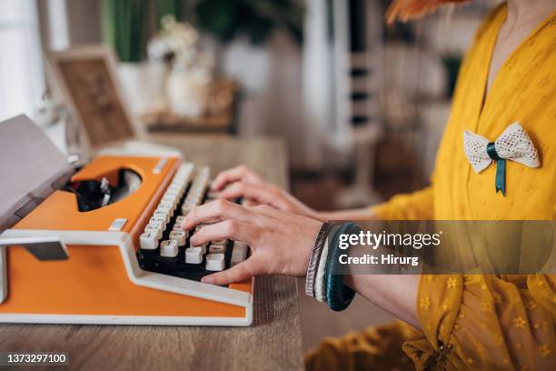 female writer - typewriter stockfoto's en -beelden