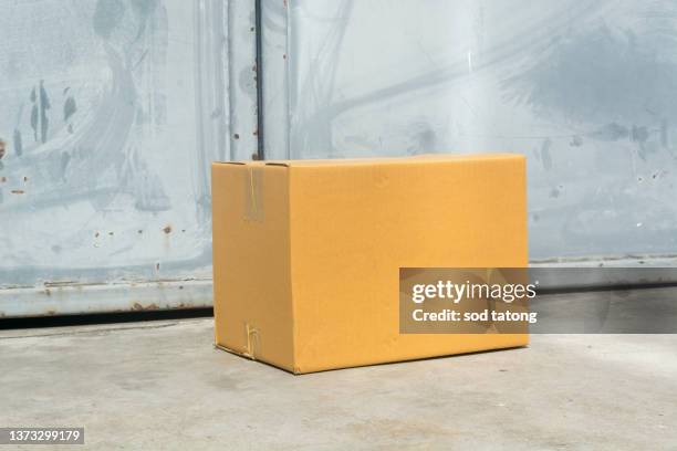 the product box is placed at the customer's front door. - perron photos et images de collection