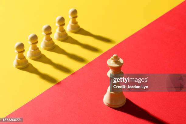 king and five pawn chess pieces - pawn chess piece stock pictures, royalty-free photos & images