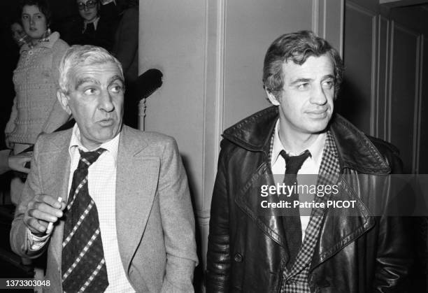 Jean-Paul Belmondo et Charles Gérard lors de la première de 'Crime et Châtiment' à Paris le 3 février 1975