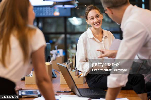 tech lead responsibilities in order to build strong development teams. smiling female software developer leading a project meeting in tech business office. - business continuity plan bildbanksfoton och bilder