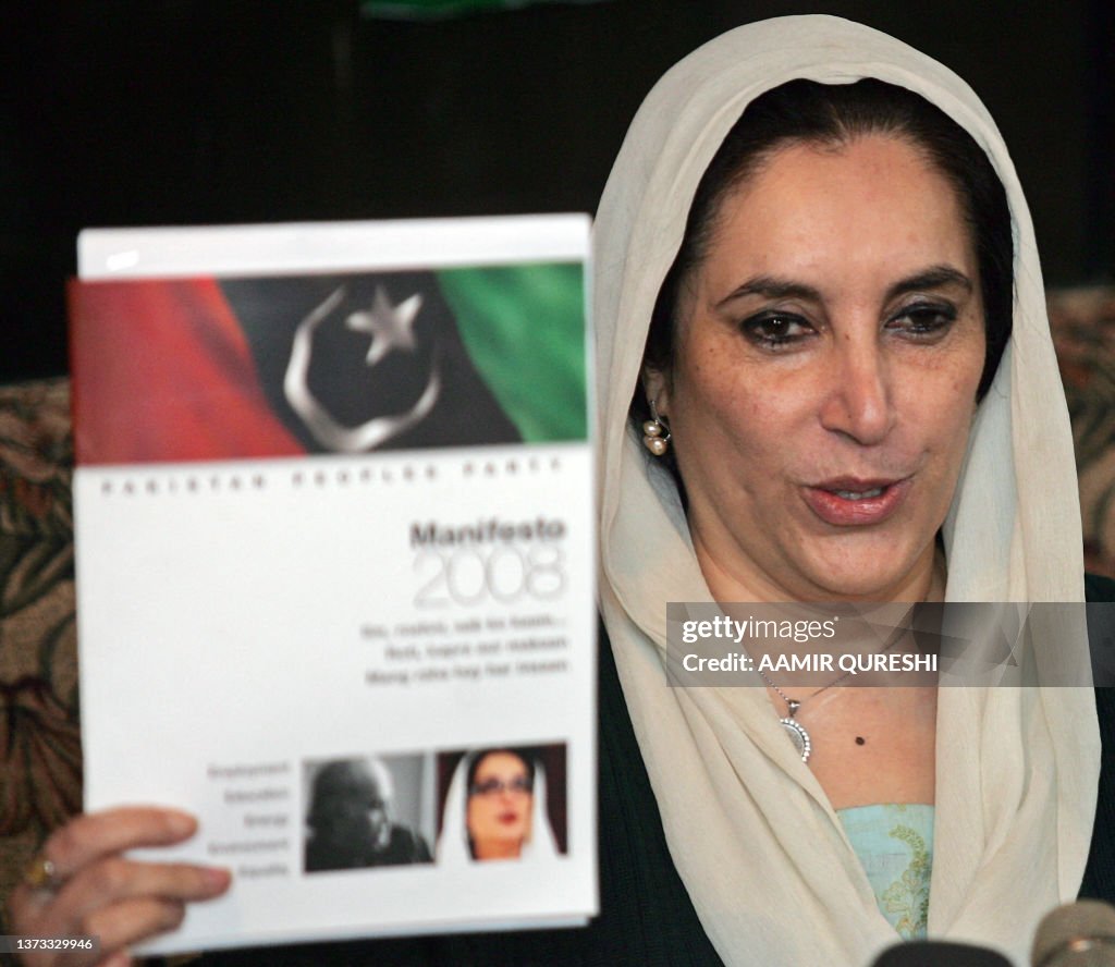 Toheed Bhutto Former Pakistani prime minister Benazir Bhutto shows a copy of her ...