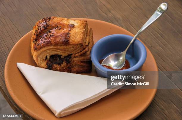 mini sausage roll on a plate with a paper serviette and tomato sauce - paper napkin stock-fotos und bilder