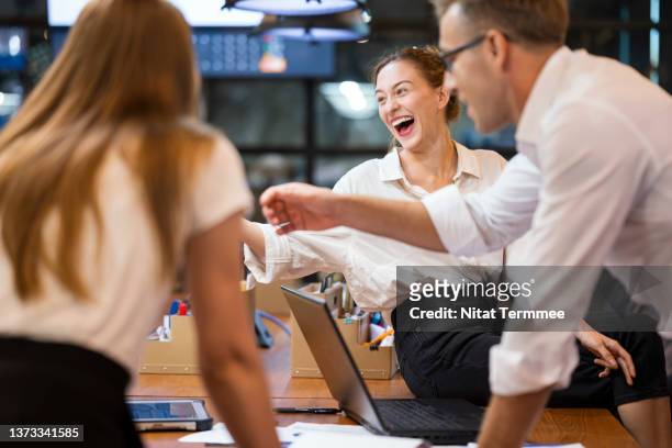 make meetings fun and engaging in tech team development. laughing business development team during a project meeting in a tech business office. they are enjoy working as a team and motivation. - cool office stockfoto's en -beelden