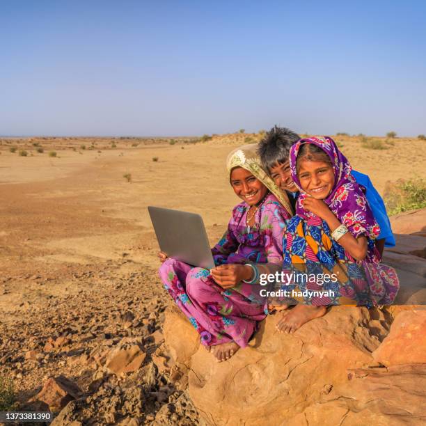 grupo de crianças indianas ciganas felizes usando laptop, índia - pessoas nômades - fotografias e filmes do acervo