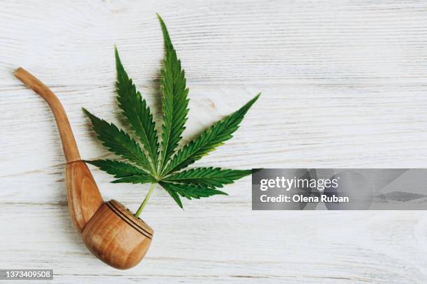 cannabis leaf and smoking pipe. - pfeife natur stock-fotos und bilder