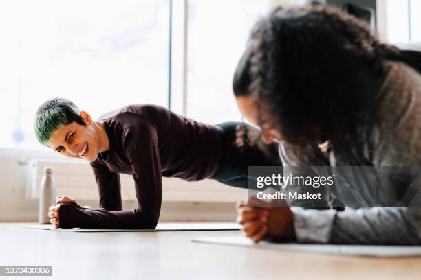 cheerful multiracial gay friends practicing plank position in gym - plank exercise 個照片及圖片檔