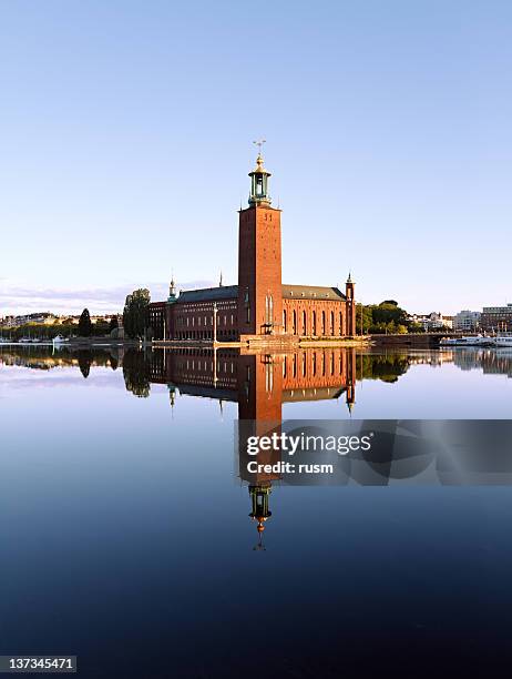 stockholm stadshuset with reflection on water - kungsholmen town hall stockfoto's en -beelden