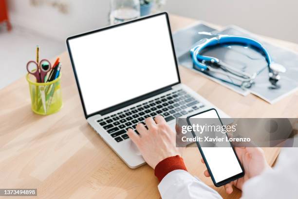 Doctor Phone Computer Doctor Pc Screen FotografĂas e imágenes de stock - Getty Images