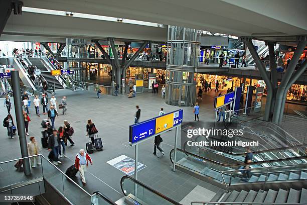 berlin main railway station - berlin hauptbahnhof stock-fotos und bilder