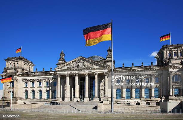 the reichstag, german parliament building - german flag fotografías e imágenes de stock