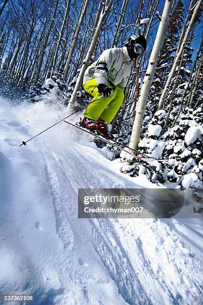 sur un saut à ski - park city utah photos et images de collection
