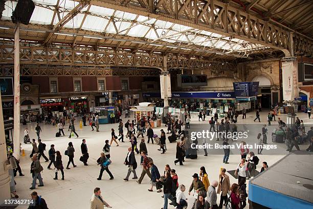 crowd in a train station - estación victoria fotografías e imágenes de stock
